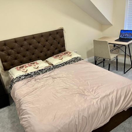 Double Bed Room Theobald Street Борхамуд Екстериор снимка