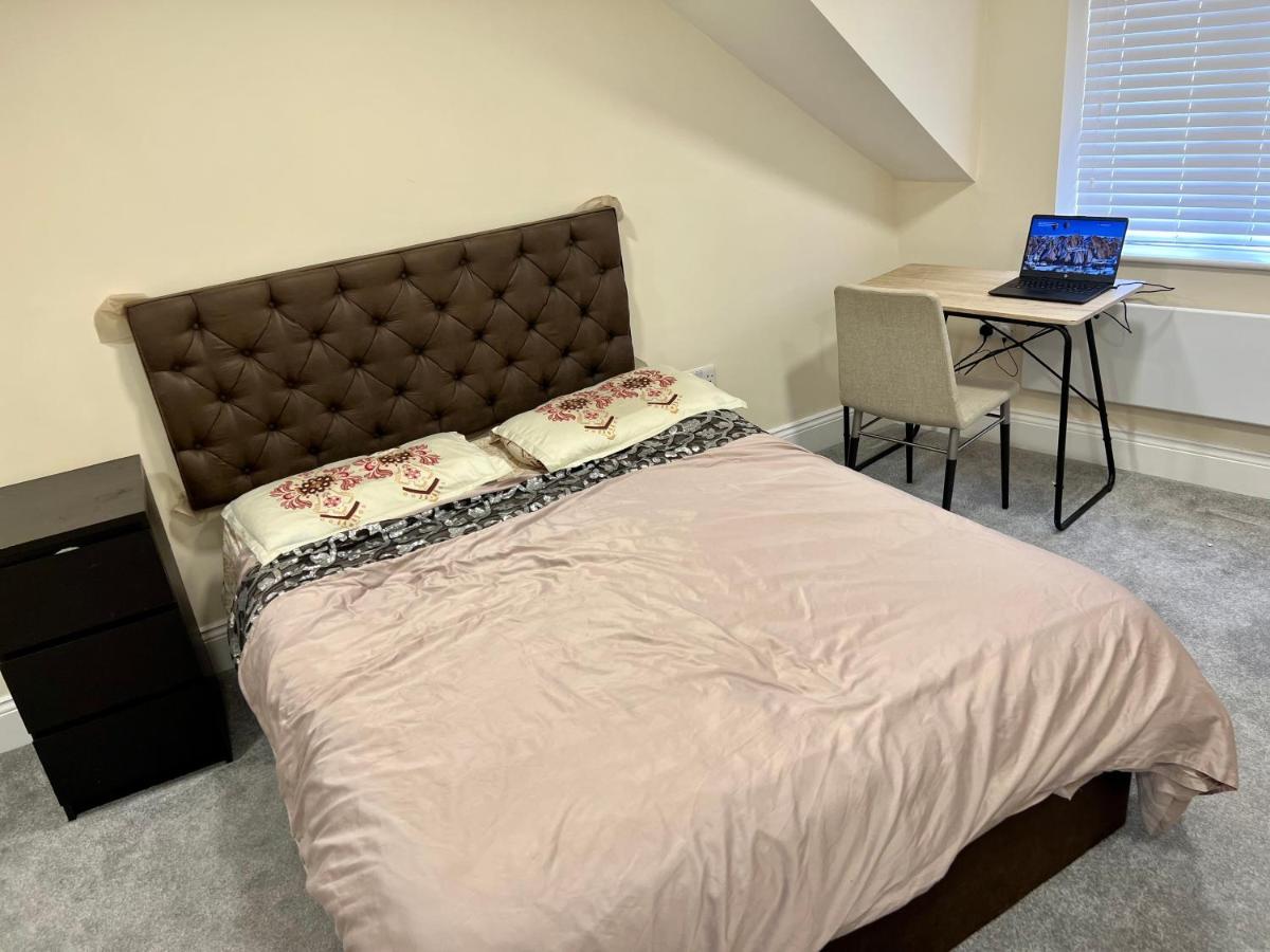 Double Bed Room Theobald Street Борхамуд Екстериор снимка